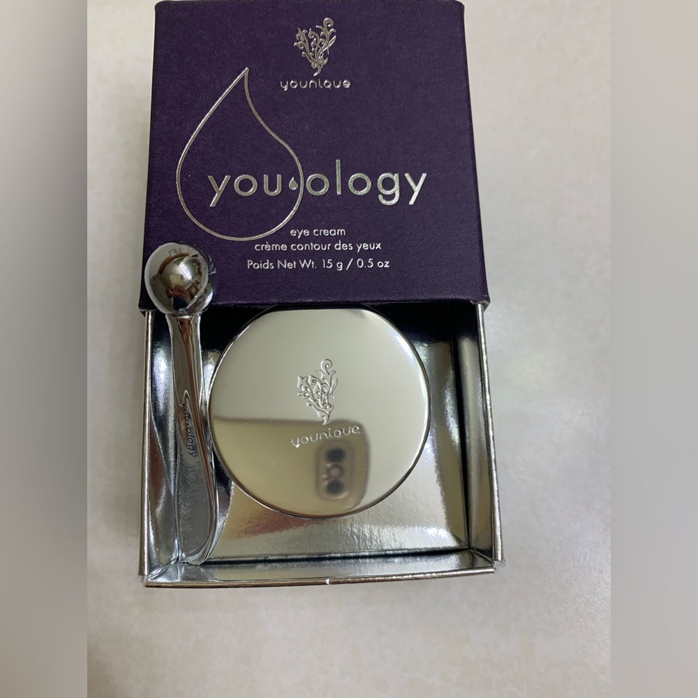 Younique eyecream with applicator